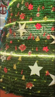 Altında hediyeler olan süslü Noel ağacı mutlu Noeller, Noel arifesi kutlamaları ve el yapımı süslemeler.