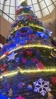 Altında hediyeler olan süslü Noel ağacı mutlu Noeller, Noel arifesi kutlamaları ve el yapımı süslemeler.