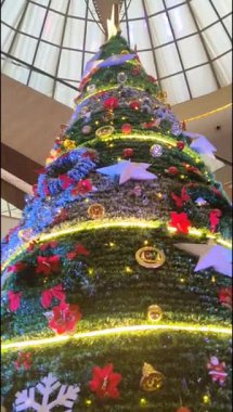 Altında hediyeler olan süslü Noel ağacı mutlu Noeller, Noel arifesi kutlamaları ve el yapımı süslemeler.