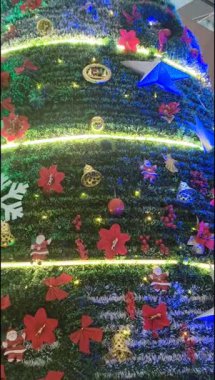 Altında hediyeler olan süslü Noel ağacı mutlu Noeller, Noel arifesi kutlamaları ve el yapımı süslemeler.