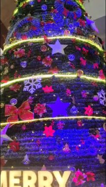 Altında hediyeler olan süslü Noel ağacı mutlu Noeller, Noel arifesi kutlamaları ve el yapımı süslemeler.