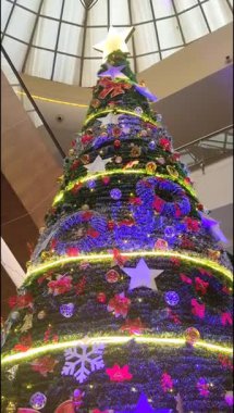 Altında hediyeler olan süslü Noel ağacı mutlu Noeller, Noel arifesi kutlamaları ve el yapımı süslemeler.