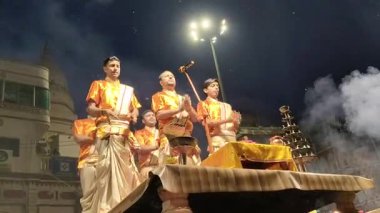 Varanasi, Hindistan - 23 Mart 2025 Dünyaca ünlü Ganga Aarti her akşam Dashashwamedh Ghat 'ta sahne alıyor.