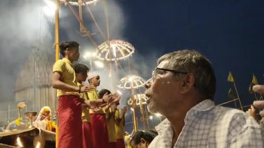 Varanasi, Hindistan - 23 Mart 2025 Dünyaca ünlü Ganga Aarti her akşam Dashashwamedh Ghat 'ta sahne alıyor.