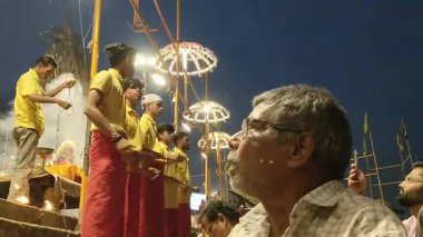 Varanasi, Hindistan - 23 Mart 2025 Dünyaca ünlü Ganga Aarti her akşam Dashashwamedh Ghat 'ta sahne alıyor.