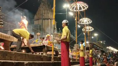 Varanasi, Hindistan - 23 Mart 2025 Dünyaca ünlü Ganga Aarti her akşam Dashashwamedh Ghat 'ta sahne alıyor.