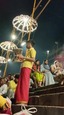 Varanasi, Hindistan - 23 Mart 2025 Dünyaca ünlü Ganga Aarti her akşam Dashashwamedh Ghat 'ta sahne alıyor.