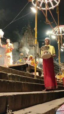 Varanasi, Hindistan - 23 Mart 2025 Dünyaca ünlü Ganga Aarti her akşam Dashashwamedh Ghat 'ta sahne alıyor.