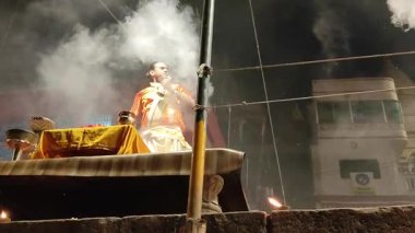 Varanasi, Hindistan - 23 Mart 2025 Dünyaca ünlü Ganga Aarti her akşam Dashashwamedh Ghat 'ta sahne alıyor.