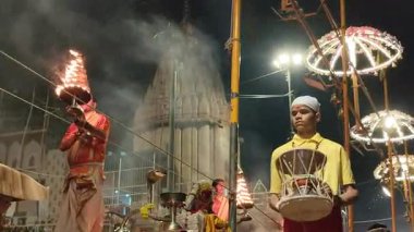 Varanasi, Hindistan - 23 Mart 2025 Dünyaca ünlü Ganga Aarti her akşam Dashashwamedh Ghat 'ta sahne alıyor.