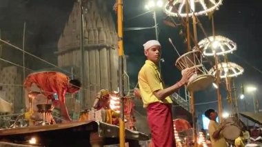 Varanasi, Hindistan - 23 Mart 2025 Dünyaca ünlü Ganga Aarti her akşam Dashashwamedh Ghat 'ta sahne alıyor.