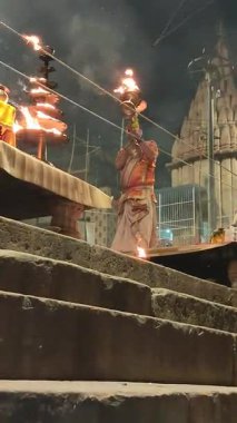 Varanasi, Hindistan - 23 Mart 2025 Dünyaca ünlü Ganga Aarti her akşam Dashashwamedh Ghat 'ta sahne alıyor.