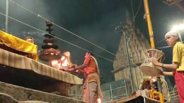 Varanasi, Hindistan - 23 Mart 2025 Dünyaca ünlü Ganga Aarti her akşam Dashashwamedh Ghat 'ta sahne alıyor.