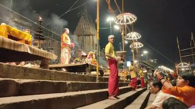 Varanasi, Hindistan - 23 Mart 2025 Dünyaca ünlü Ganga Aarti her akşam Dashashwamedh Ghat 'ta sahne alıyor.