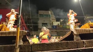 Varanasi, Hindistan - 23 Mart 2025 Dünyaca ünlü Ganga Aarti her akşam Dashashwamedh Ghat 'ta sahne alıyor.