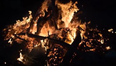 Siyah arka planda alevler, alev alev dokusu arka planda, çok güzel, ateş yanıyor, ateş odun ve inek gübresi ateşiyle yanıyor.