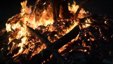 Siyah arka planda alevler, alev alev dokusu arka planda, çok güzel, ateş yanıyor, ateş odun ve inek gübresi ateşiyle yanıyor.