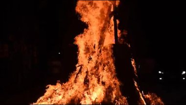 Siyah arka planda alevler, alev alev dokusu arka planda, çok güzel, ateş yanıyor, ateş odun ve inek gübresi ateşiyle yanıyor.