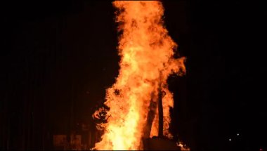 Siyah arka planda alevler, alev alev dokusu arka planda, çok güzel, ateş yanıyor, ateş odun ve inek gübresi ateşiyle yanıyor.