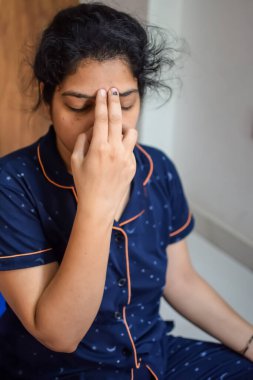 Evde yoga yapan genç Hintli bir kadın çevrimiçi yoga seansında güzel bir kız temel yoga pozisyonunda Asyalı bir kadın kapalı alanda yoga yapıyor.