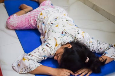 Evde yoga yapan genç Hintli bir kadın çevrimiçi yoga seansında güzel bir kız temel yoga pozisyonunda Asyalı bir kadın kapalı alanda yoga yapıyor.