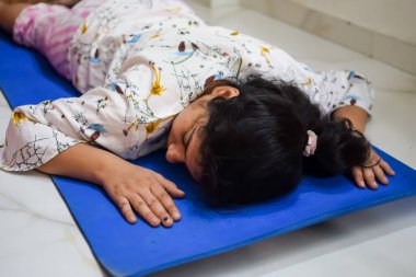 Evde yoga yapan genç Hintli bir kadın çevrimiçi yoga seansında güzel bir kız temel yoga pozisyonunda Asyalı bir kadın kapalı alanda yoga yapıyor.