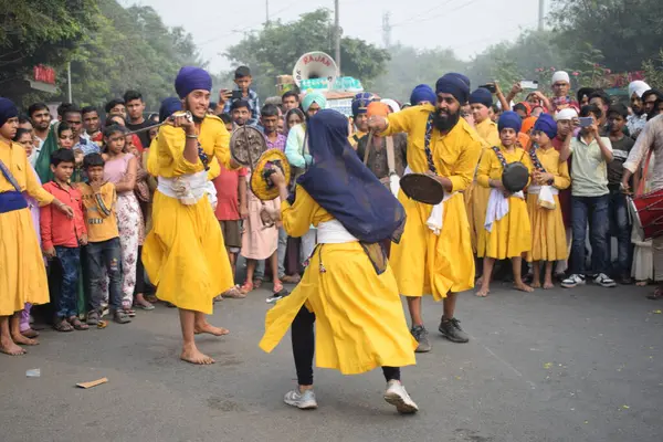 Delhi, Hindistan, 17 Kasım 2024 - Doğu Delhi bölgesinde Guru Nanak Dev, Nagar Kirtan 'ın doğum günü dolayısıyla geleneksel Nagar Kirtan, geleneksel Nagar geçit töreninde Sihler gatka ve dövüş sanatlarını sergiliyor