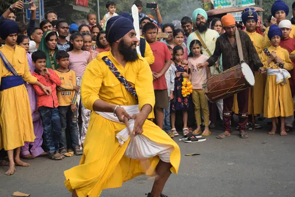 Delhi, Hindistan, 17 Kasım 2024 - Doğu Delhi bölgesinde Guru Nanak Dev, Nagar Kirtan 'ın doğum günü dolayısıyla geleneksel Nagar Kirtan, geleneksel Nagar geçit töreninde Sihler gatka ve dövüş sanatlarını sergiliyor