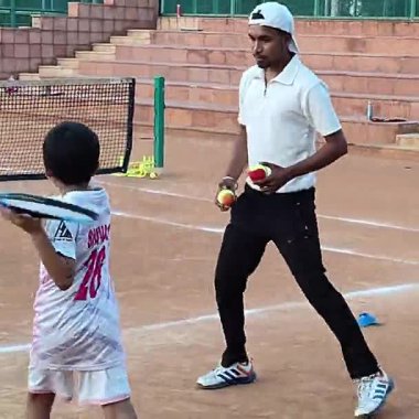 Delhi, Hindistan, 17 Şubat 2025 - Maha Open için kil tenis kortunda antrenörlük yapan genç tenisçiler, yaklaşan turnuva için küçük tenis oyuncuları antrenman yapıyor