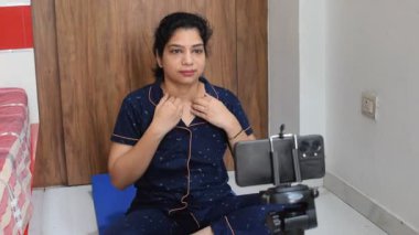 Evde yoga yapan genç Hintli bir kadın çevrimiçi yoga seansında güzel bir kız temel yoga pozisyonunda Asyalı bir kadın kapalı alanda yoga yapıyor. 