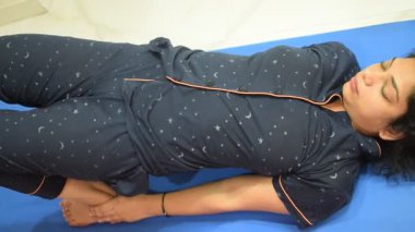 Evde yoga yapan genç Hintli bir kadın çevrimiçi yoga seansında güzel bir kız temel yoga pozisyonunda Asyalı bir kadın kapalı alanda yoga yapıyor. 