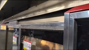 Yeni Delhi, Hindistan, 12 Ağustos 2024 - Delhi treni Yeni Delhi, Hindistan, Asya 'daki Jhandewalan metro istasyonuna varıyor.