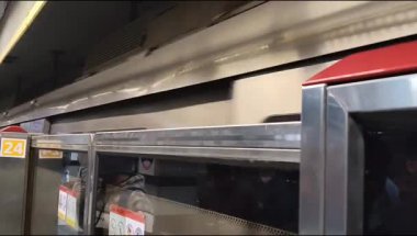 Yeni Delhi, Hindistan, 12 Ağustos 2024 - Delhi treni Yeni Delhi, Hindistan, Asya 'daki Jhandewalan metro istasyonuna varıyor.