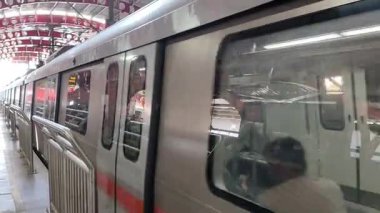 Yeni Delhi, Hindistan, 12 Ağustos 2024 - Delhi treni Yeni Delhi, Hindistan, Asya 'daki Jhandewalan metro istasyonuna varıyor.