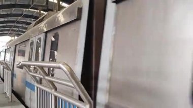 Yeni Delhi, Hindistan, 12 Ağustos 2024 - Delhi treni Yeni Delhi, Hindistan, Asya 'daki Jhandewalan metro istasyonuna varıyor.