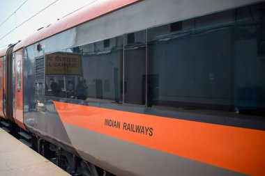 Varanasi, Hindistan, 24 Mart 2025 - Varanasi tren istasyonundan Delhi 'ye giden Vande Bharat Ekspres treni, Hindistan' ın en hızlı treni