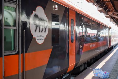 Varanasi, Hindistan, 24 Mart 2025 - Varanasi tren istasyonundan Delhi 'ye giden Vande Bharat Ekspres treni, Hindistan' ın en hızlı treni