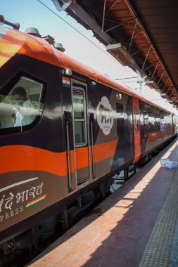 Varanasi, Hindistan, 24 Mart 2025 - Varanasi tren istasyonundan Delhi 'ye giden Vande Bharat Ekspres treni, Hindistan' ın en hızlı treni