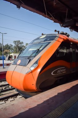 Varanasi, Hindistan, 24 Mart 2025 - Varanasi tren istasyonundan Delhi 'ye giden Vande Bharat Ekspres treni, Hindistan' ın en hızlı treni