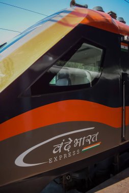 Varanasi, Hindistan, 24 Mart 2025 - Varanasi tren istasyonundan Delhi 'ye giden Vande Bharat Ekspres treni, Hindistan' ın en hızlı treni