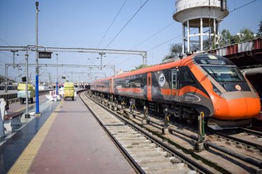 Varanasi, Hindistan, 24 Mart 2025 - Varanasi tren istasyonundan Delhi 'ye giden Vande Bharat Ekspres treni, Hindistan' ın en hızlı treni