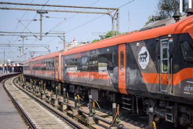 Varanasi, Hindistan, 24 Mart 2025 - Varanasi tren istasyonundan Delhi 'ye giden Vande Bharat Ekspres treni, Hindistan' ın en hızlı treni