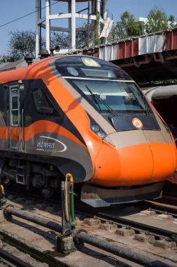 Varanasi, Hindistan, 24 Mart 2025 - Varanasi tren istasyonundan Delhi 'ye giden Vande Bharat Ekspres treni, Hindistan' ın en hızlı treni