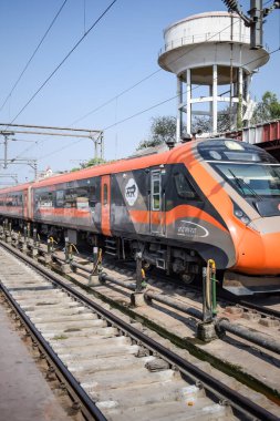 Varanasi, Hindistan, 24 Mart 2025 - Varanasi tren istasyonundan Delhi 'ye giden Vande Bharat Ekspres treni, Hindistan' ın en hızlı treni