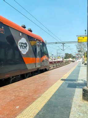 Varanasi, Hindistan, 24 Mart 2025 - Varanasi tren istasyonundan Delhi 'ye giden Vande Bharat Ekspres treni, Hindistan' ın en hızlı treni