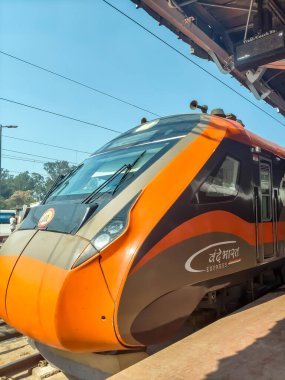 Varanasi, Hindistan, 24 Mart 2025 - Varanasi tren istasyonundan Delhi 'ye giden Vande Bharat Ekspres treni, Hindistan' ın en hızlı treni