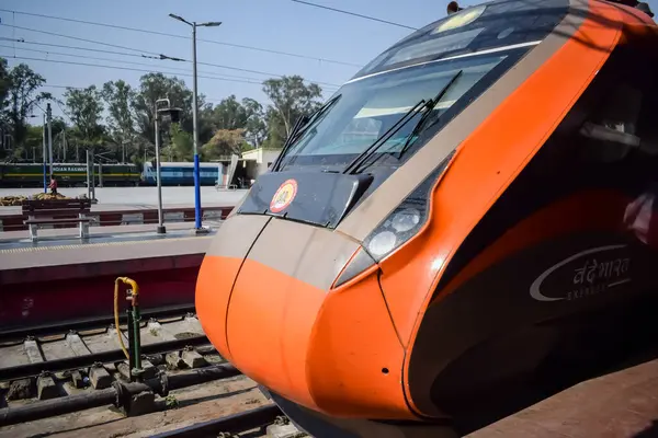 Varanasi, Hindistan, 24 Mart 2025 - Varanasi tren istasyonundan Delhi 'ye giden Vande Bharat Ekspres treni, Hindistan' ın en hızlı treni
