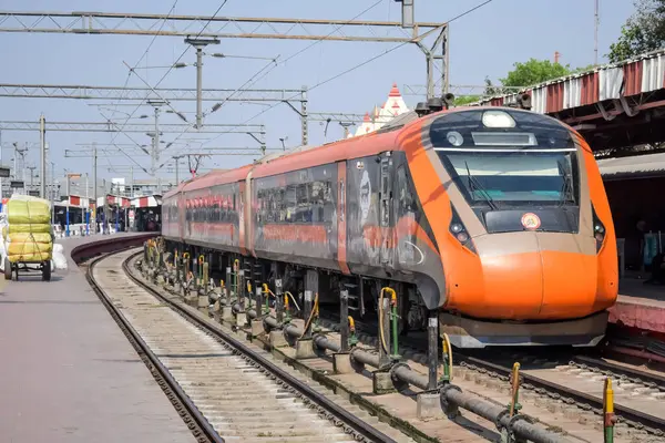 Varanasi, Hindistan, 24 Mart 2025 - Varanasi tren istasyonundan Delhi 'ye giden Vande Bharat Ekspres treni, Hindistan' ın en hızlı treni