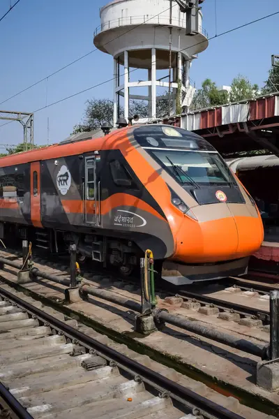 Varanasi, Hindistan, 24 Mart 2025 - Varanasi tren istasyonundan Delhi 'ye giden Vande Bharat Ekspres treni, Hindistan' ın en hızlı treni
