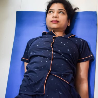 Asyalı akıllı çocuk Lodhi Garden Delhi 'de yoga pozu veriyor, çocuk yoga pozu. Yoga ve meditasyon yapan küçük çocuk..